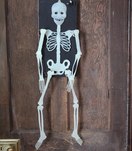 Animate a Halloween skeleton